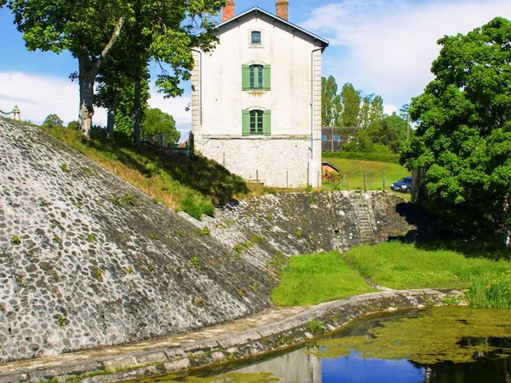 Gite D'Etape Sur Le Pont-Canal De Briare - Fr-1-590-454 Bed & Breakfast Exterior photo